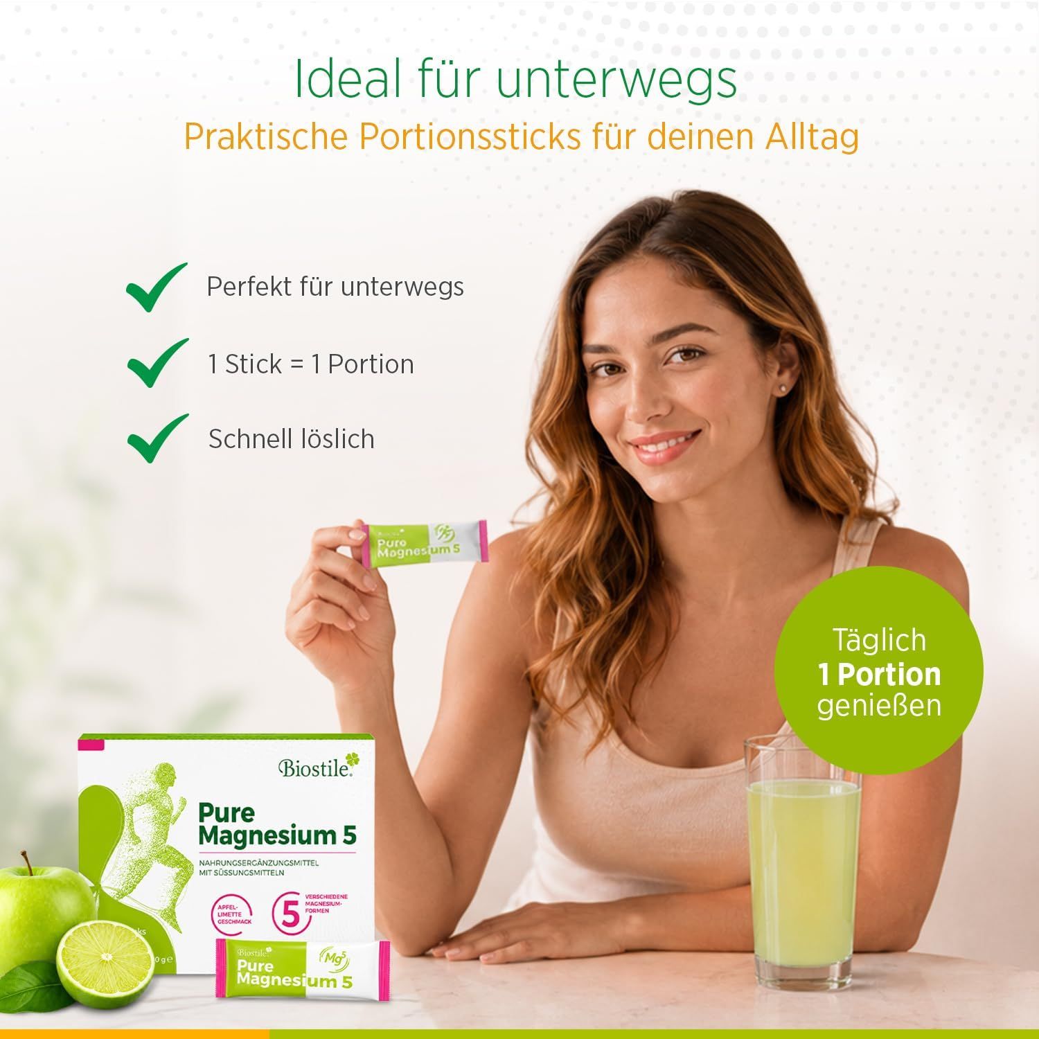 Donna tiene stick Biostile Pure Magnesium 5, ideale per gli spostamenti. Scatola e bicchiere di bevanda in primo piano.