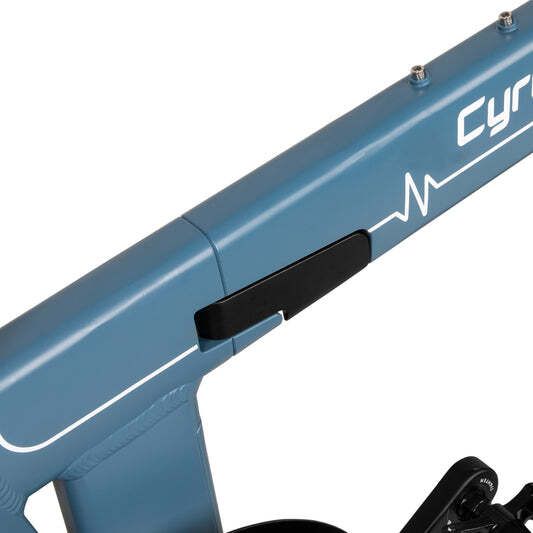 Telaio bici blu con grafica bianca e maniglia nera. Scritta CYRUSHER visibile.