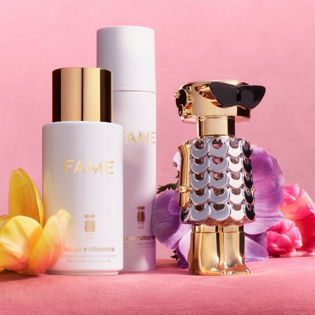 Tre flaconi e una statuina. Scritta "FAME" e "paco rabanne". Su sfondo rosa con fiori.