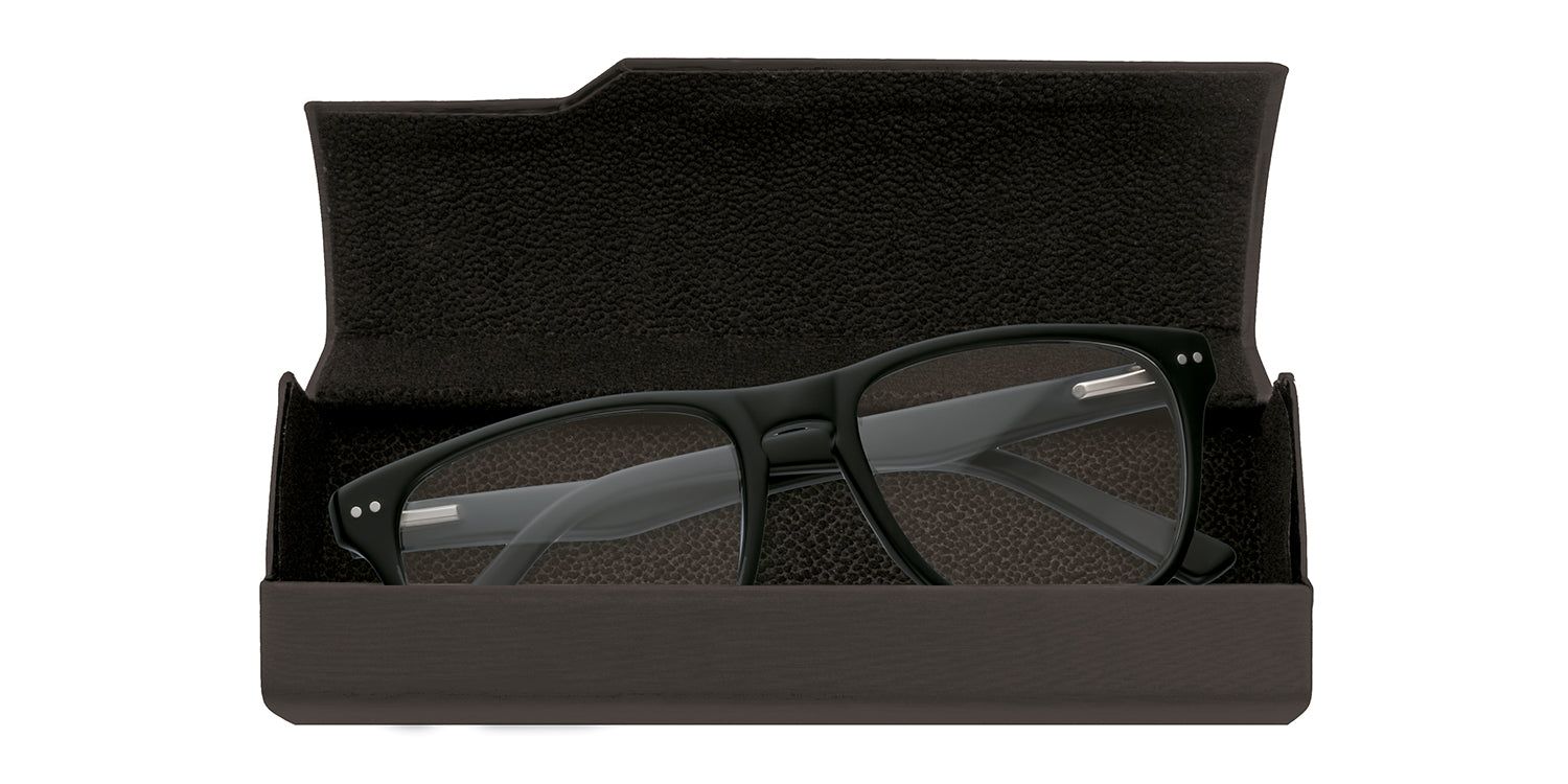 Astuccio rigido aperto con occhiali. Occhiali neri con lenti trasparenti all'interno.