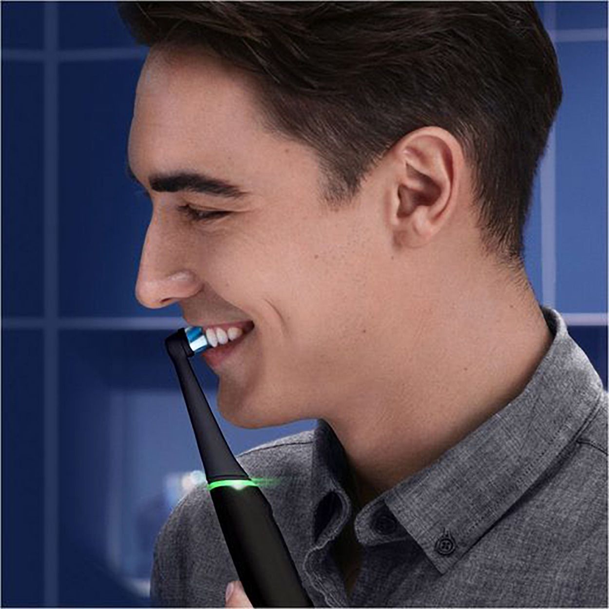 Un uomo si lava i denti con un Oral-B iO Series 6 nero. Lo spazzolino è in bocca.