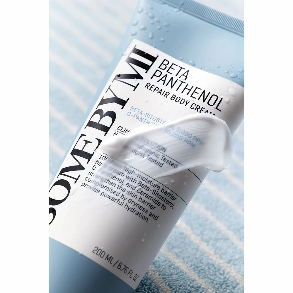 Primo piano del tubo. Tubo blu con testo bianco. Crema sul tubo. Nome del prodotto e testo.