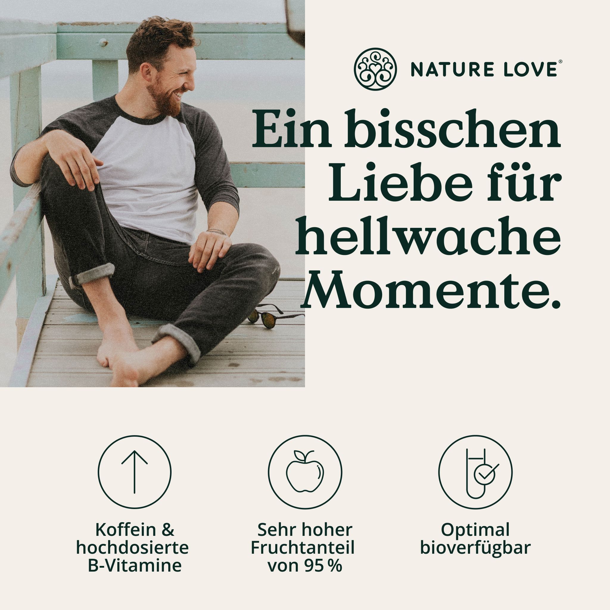 Uomo seduto su una passerella. Testo: "Caffeina e vitamine B ad alto dosaggio", "Altissimo contenuto di frutta del 95%", "Biodisponibilità ottimale". Logo NATURE LOVE®.