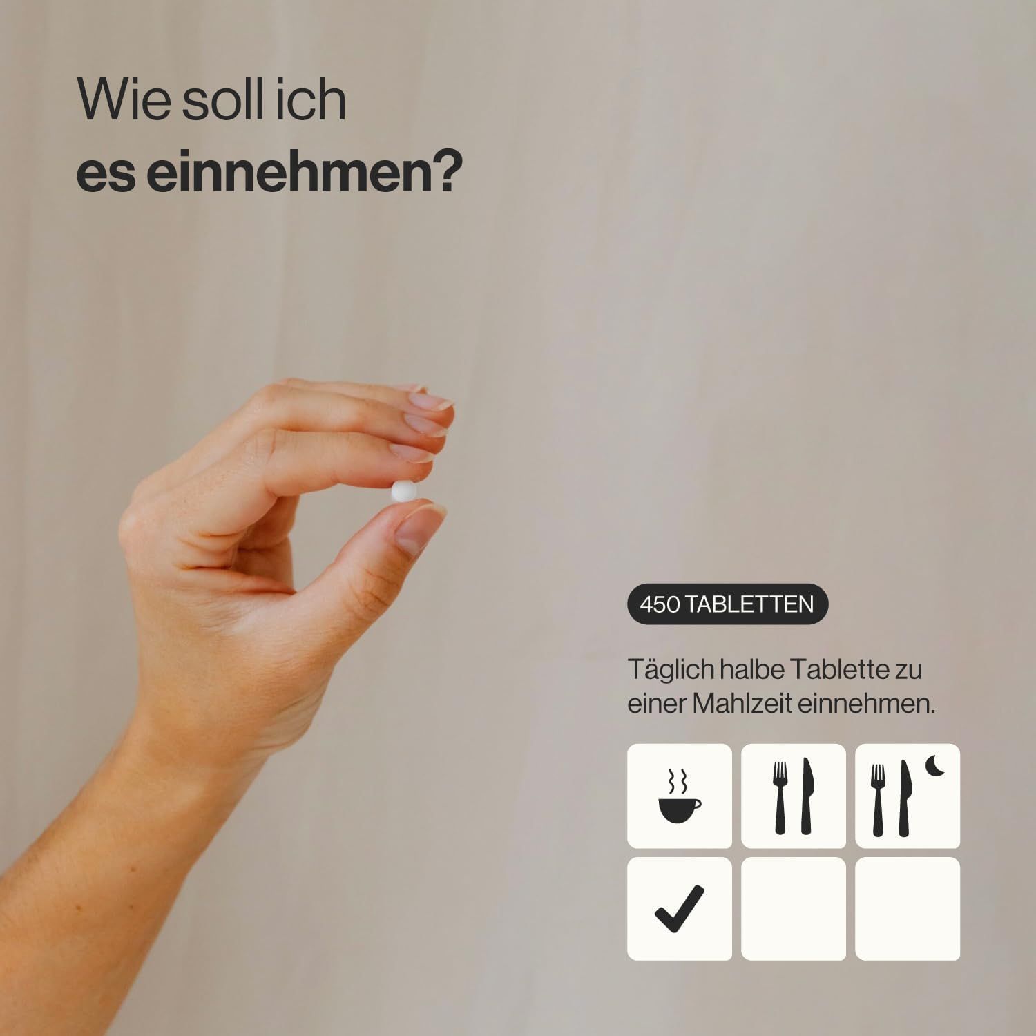 Mano che tiene una compressa. Testo: 450 compresse. Assumere mezza compressa al giorno con un pasto. Simboli: mangiare, bere, notte.