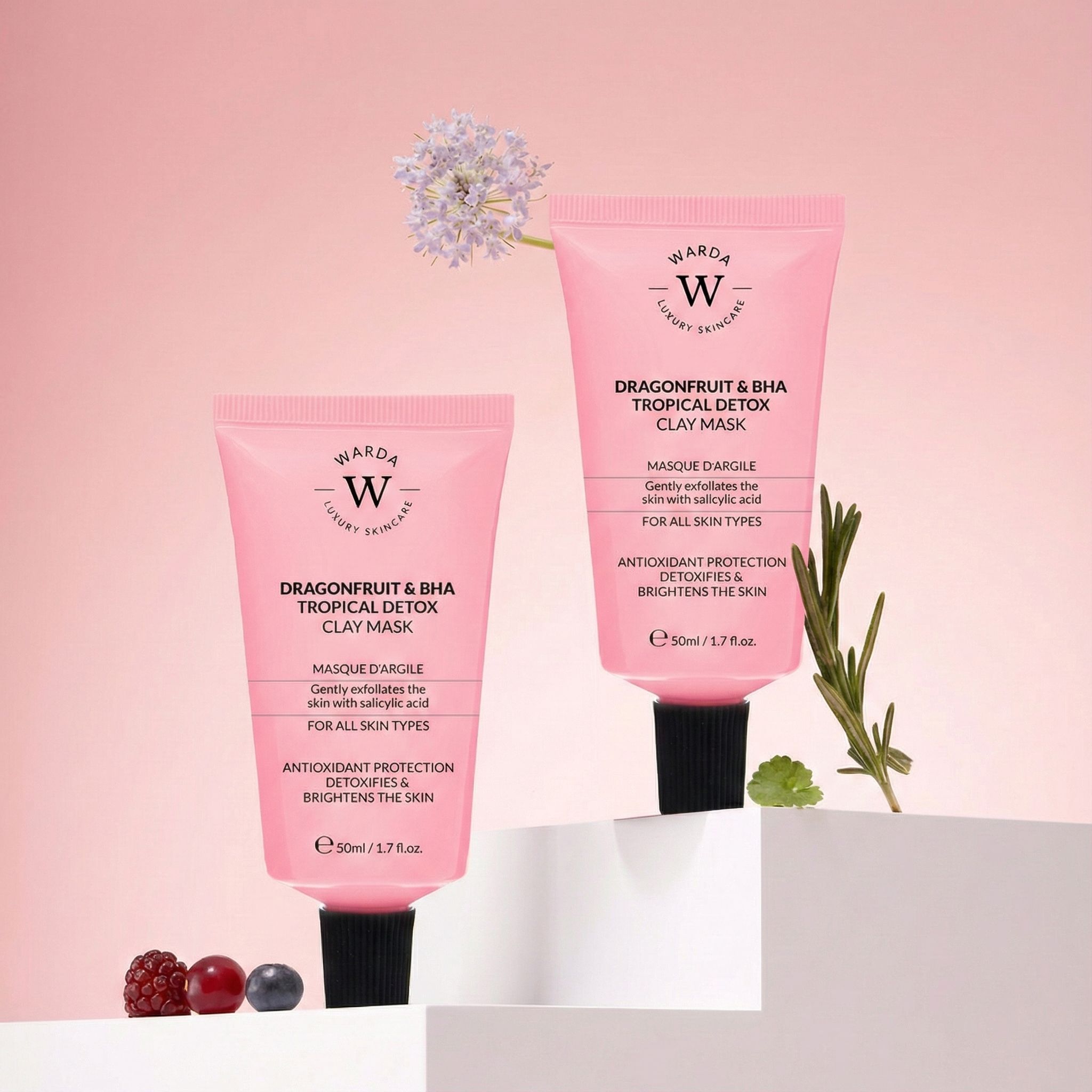 Due tubi rosa con tappi neri. Testo: Dragonfruit & BHA Tropical Detox Clay Mask. Marchio Warda Skincare. 50ml.