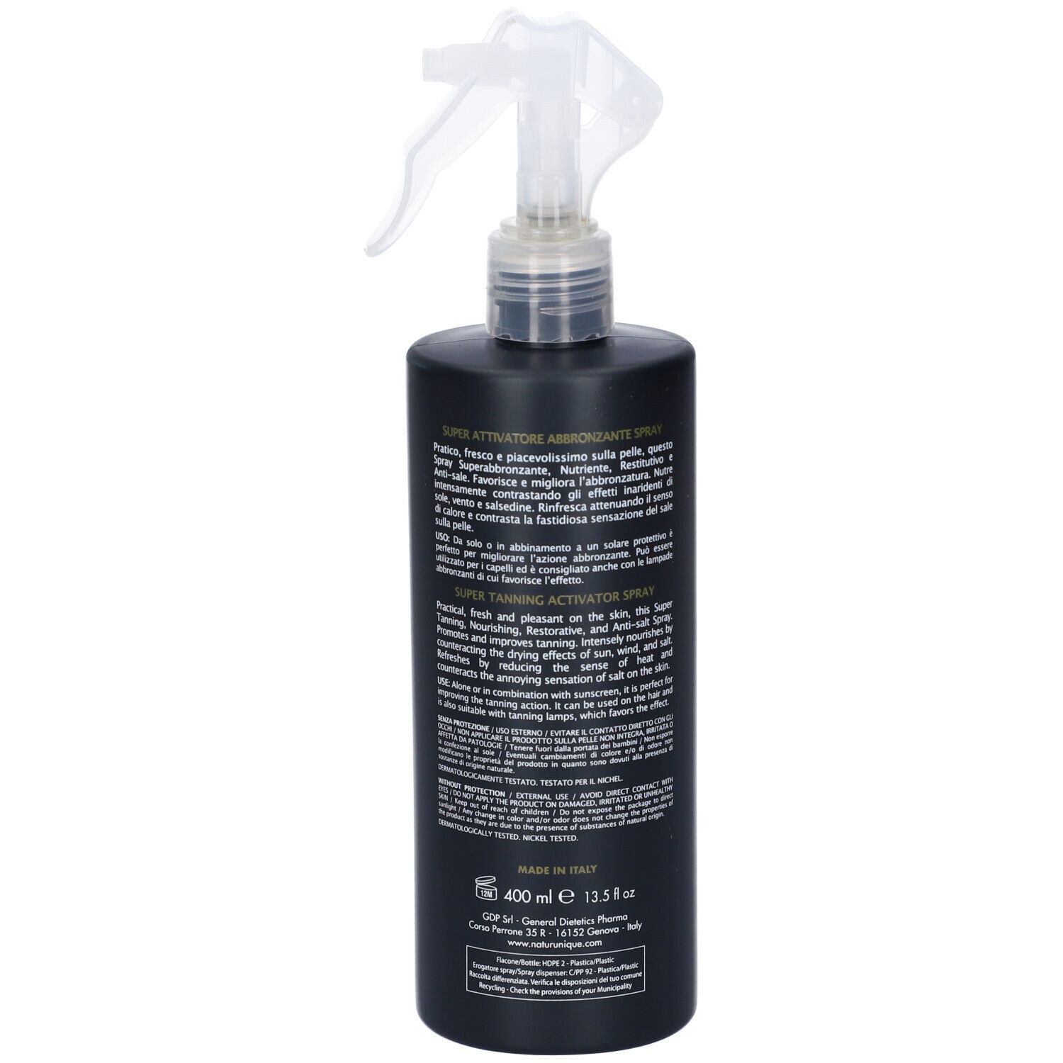 Flacone nero con erogatore spray. Testo sul retro. Informazioni sul prodotto, ingredienti, indirizzo del produttore.