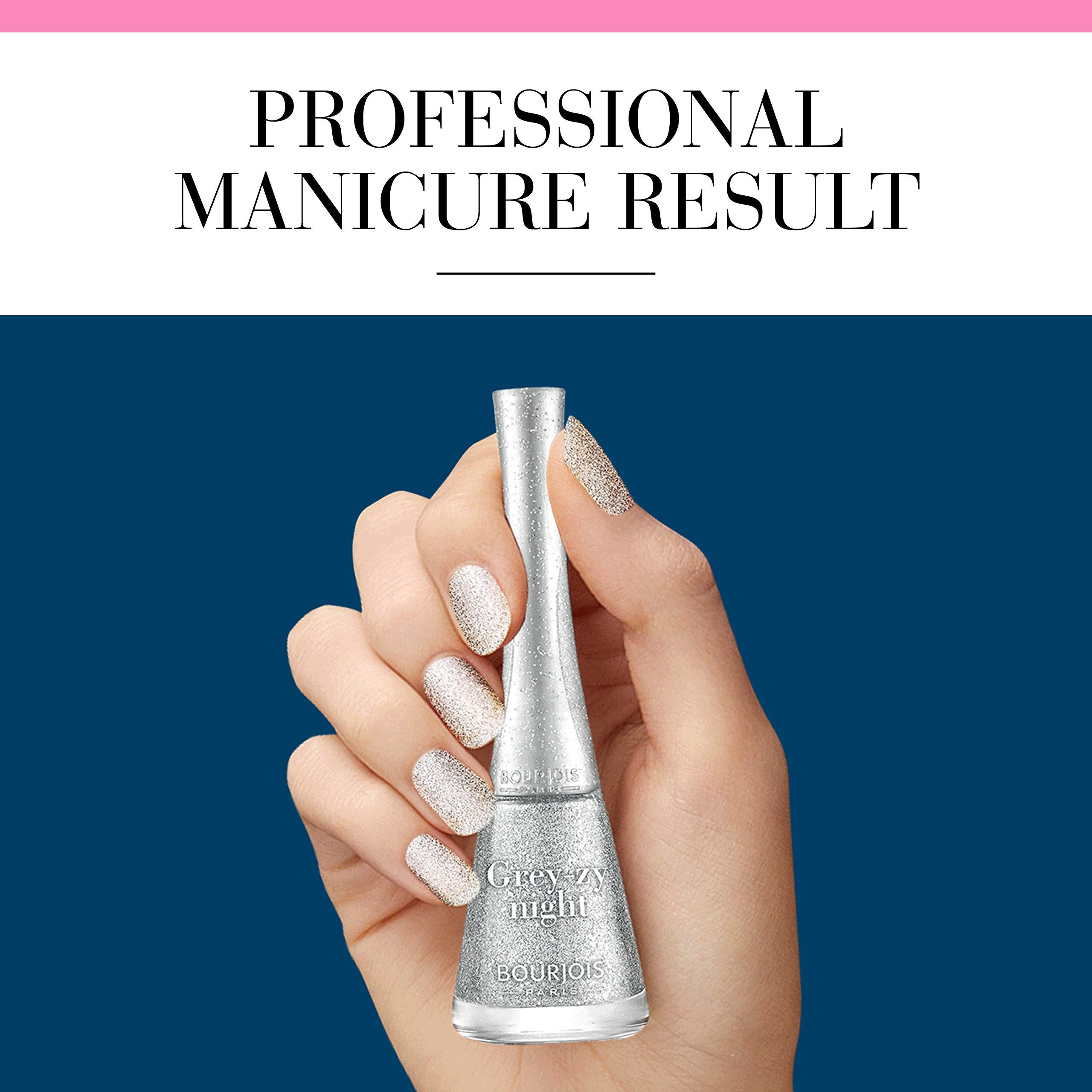 Mano che tiene uno smalto argentato. Testo: Professional Manicure Result. Sfondo blu.