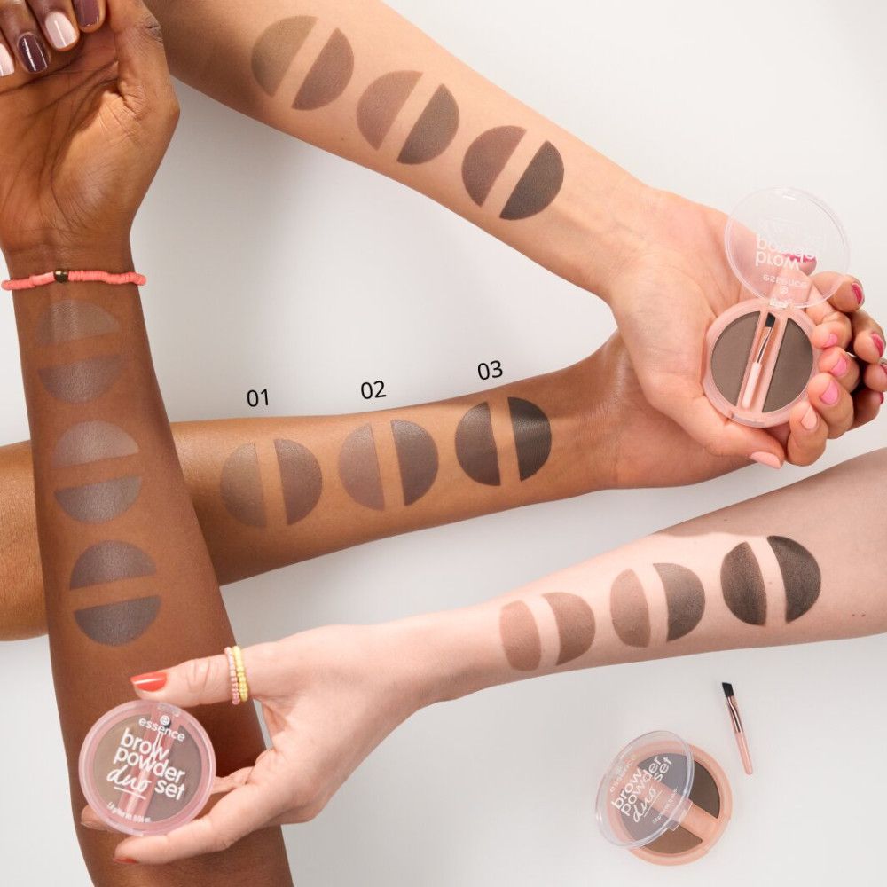 Diverse braccia con campioni di colore del duo di polveri per sopracciglia. Diverse tonalità di pelle. Confezione e pennello visibili.