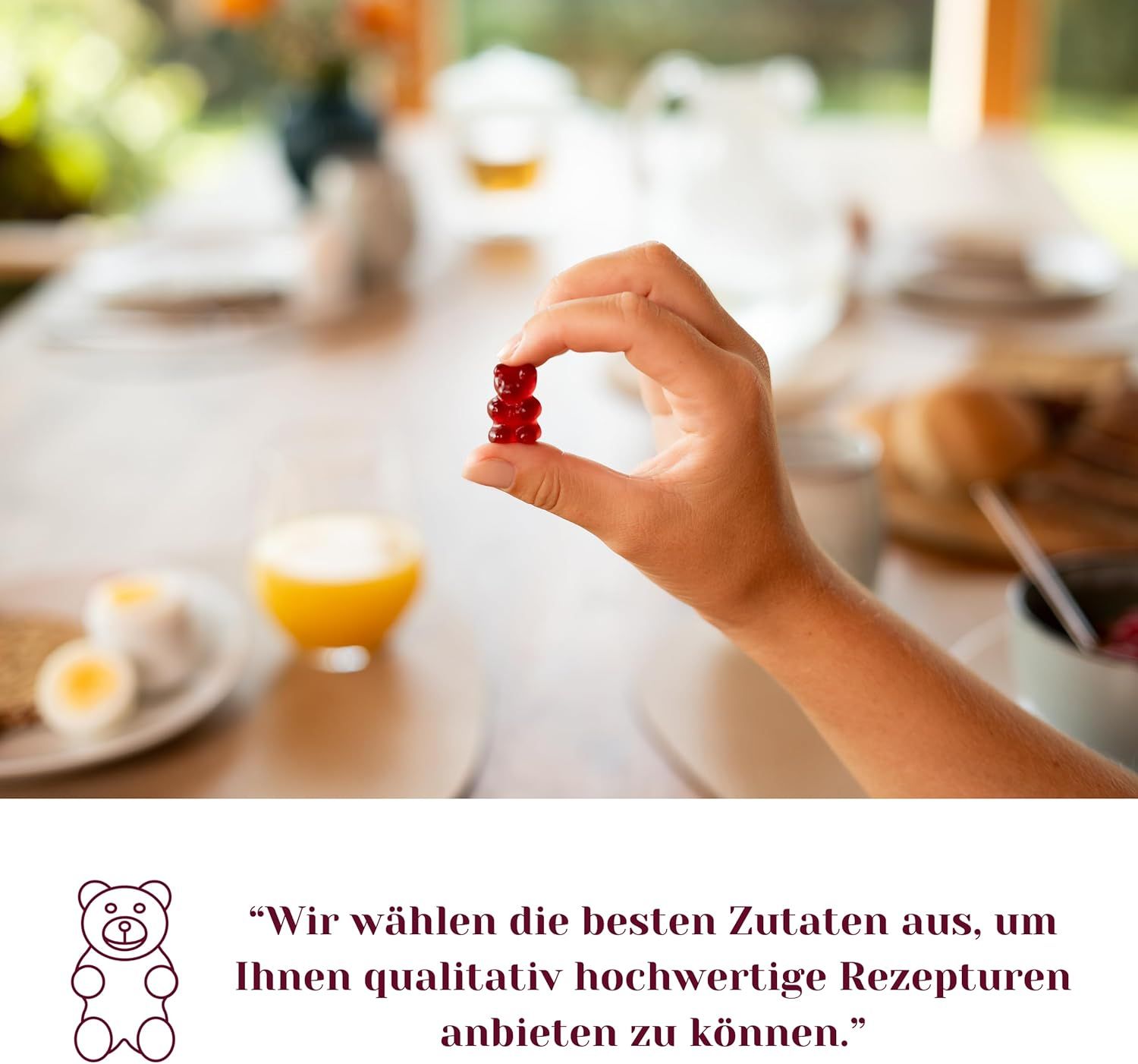 Mano che tiene orsetti gommosi rossi. Testo: Scegliamo i migliori ingredienti per offrirti ricette di alta qualità.