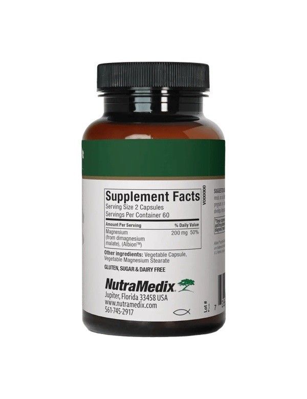 Retro di un flacone marrone con tappo nero. Etichetta con informazioni nutrizionali e "NutraMedix".