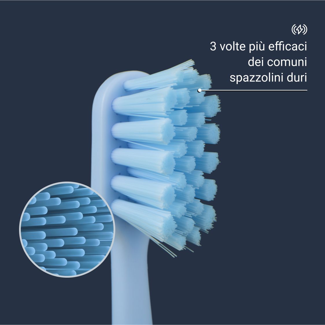 Primo piano di una persona che si lava i denti con uno spazzolino blu. Setole blu.