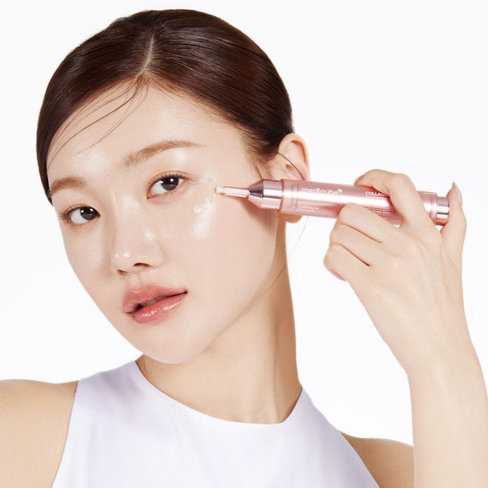 Donna con applicatore di siero sull'occhio. Flacone di siero rosa. Scritta: MEDICUBE.