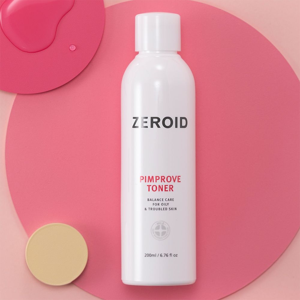 Flacone bianco ZEROID Pimprove Toner su sfondo rosa e giallo. Testo: Balance Care per pelli grasse e problematiche. 200ml/6.76 fl oz.