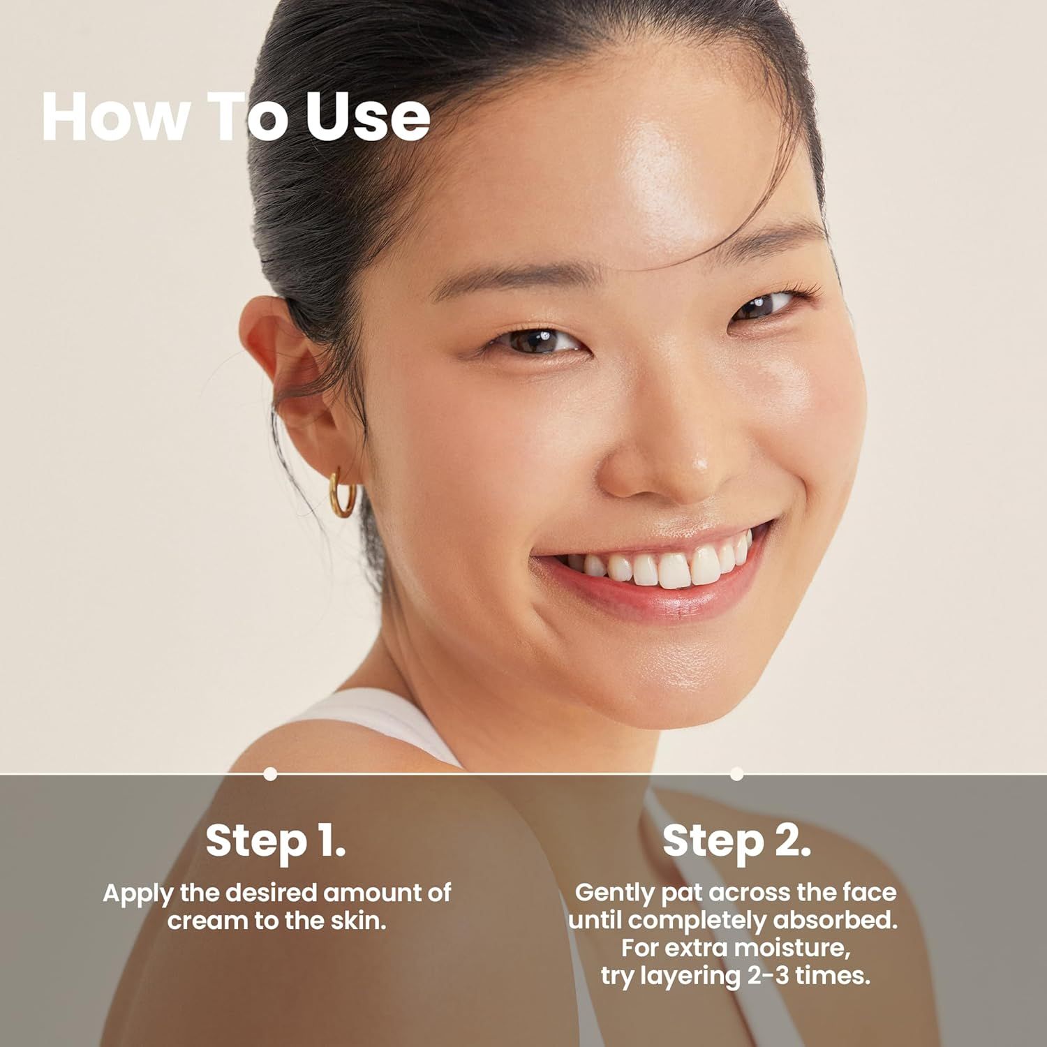 Donna con prodotto. Fasi di utilizzo: applicare la crema, tamponare delicatamente. Per maggiore idratazione.