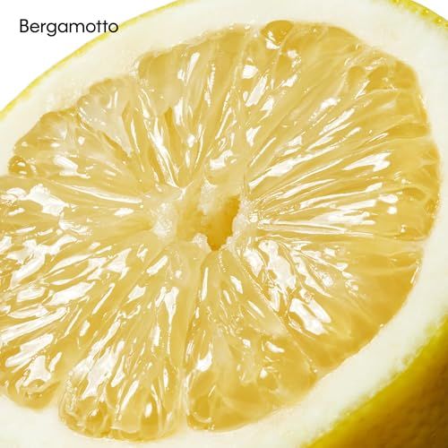 Primo piano di un limone a metà. Polpa gialla con segmenti visibili. Testo: Bergamotto.