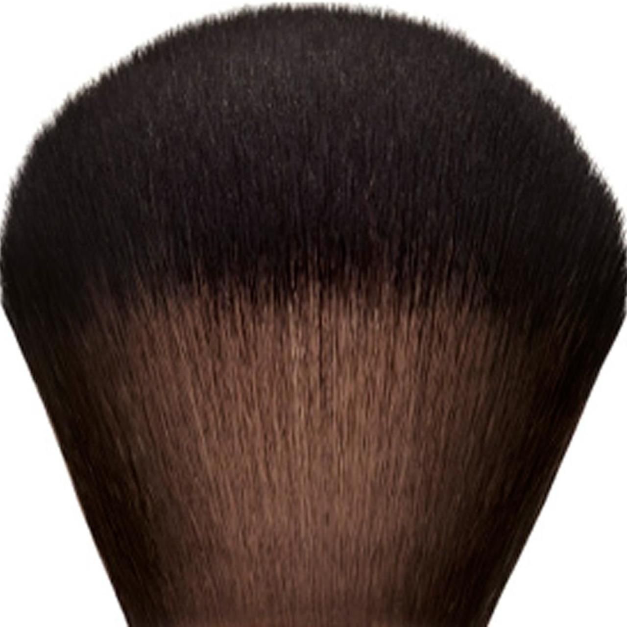 Primo piano della testina di un pennello per cipria. Setole nere con punte marroni.