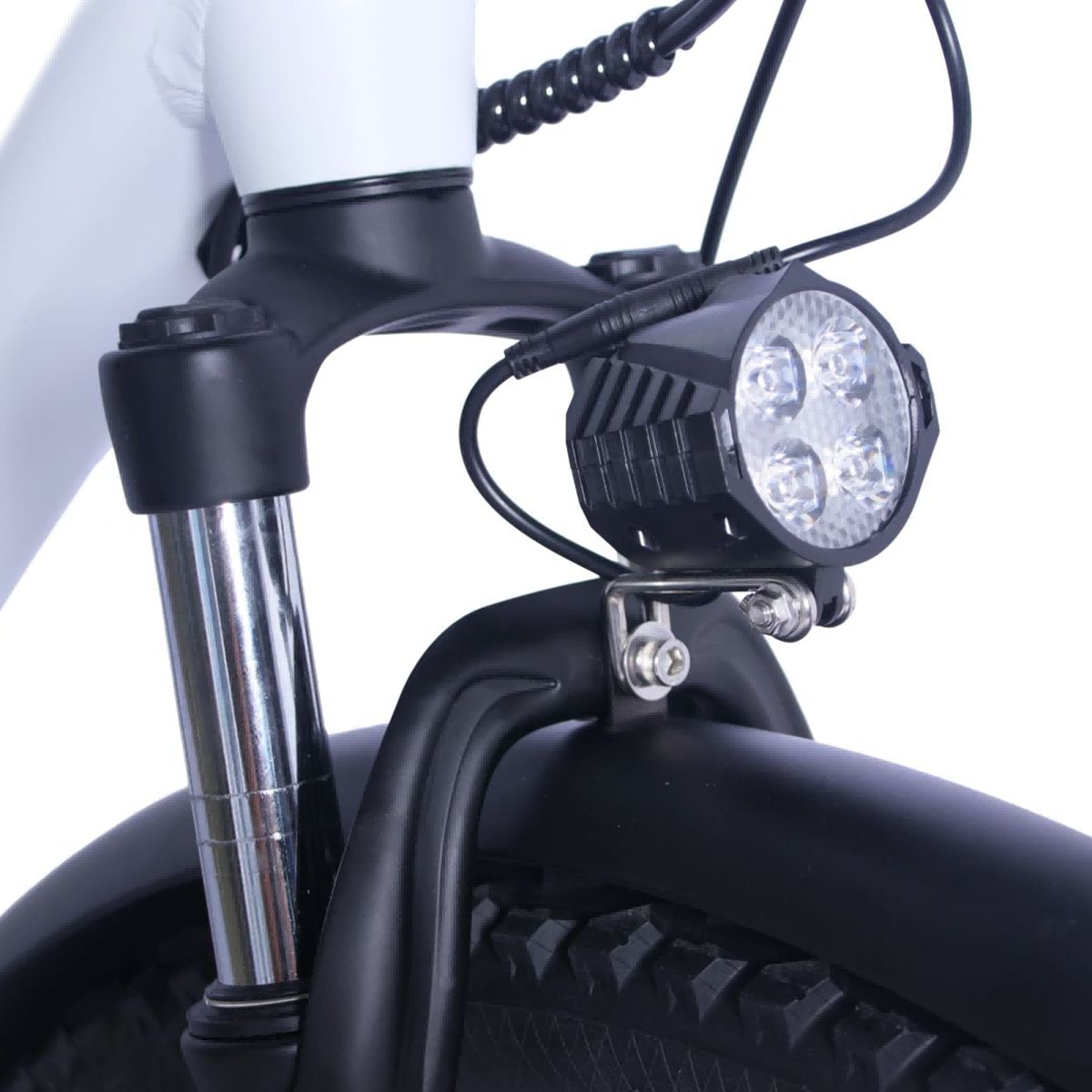 Primo piano del faro anteriore di una bicicletta elettrica. Sono visibili quattro luci a LED.