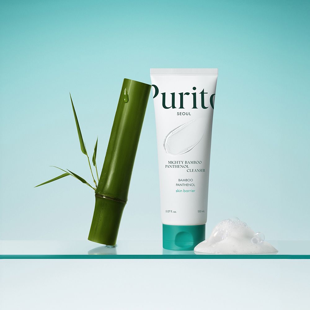 Prodotto accanto a bambù e schiuma. Scritta: PURITO, Mighty Bamboo Panthenol Cleanser.