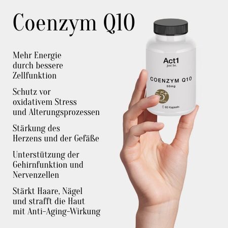Una mano tiene una bottiglia bianca con tappo nero. Sulla bottiglia c'è scritto "Coenzima Q10" e "Act1 just be."