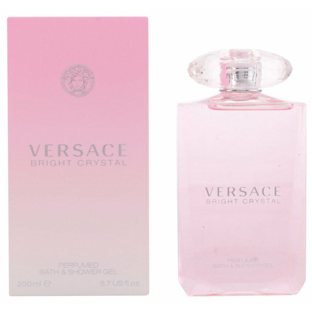 Flacone e confezione di gel doccia rosa. Scritta: Versace Bright Crystal. Bagno e gel doccia profumato.