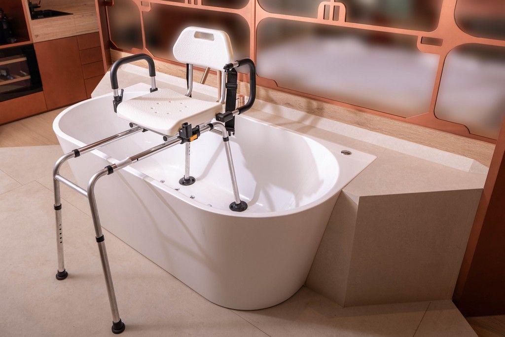 Sedia da doccia in una vasca da bagno. Telaio in alluminio, seduta bianca, braccioli neri. Gambe regolabili.