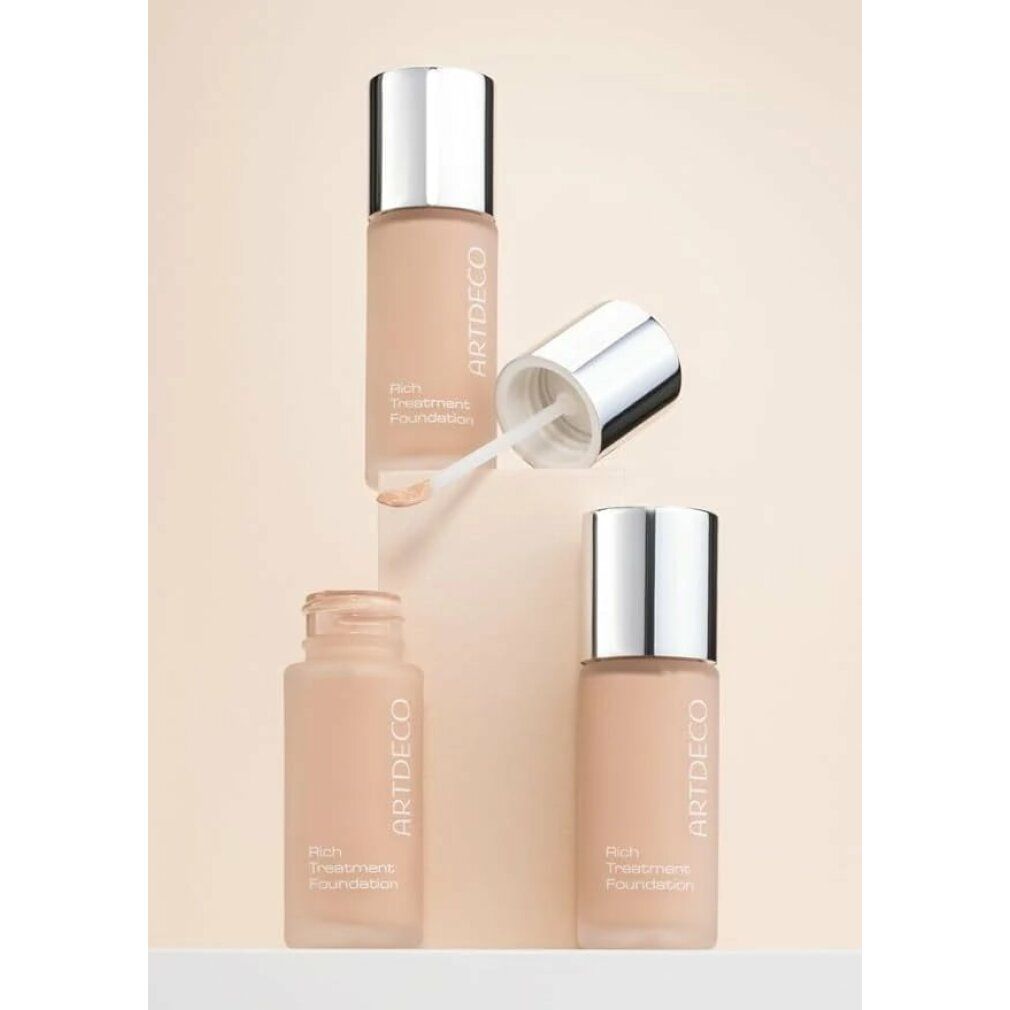 Flaconi Artdeco Rich Treatment Foundation, uno aperto. Tappi argentati, scritta. Prodotto in diverse angolazioni.