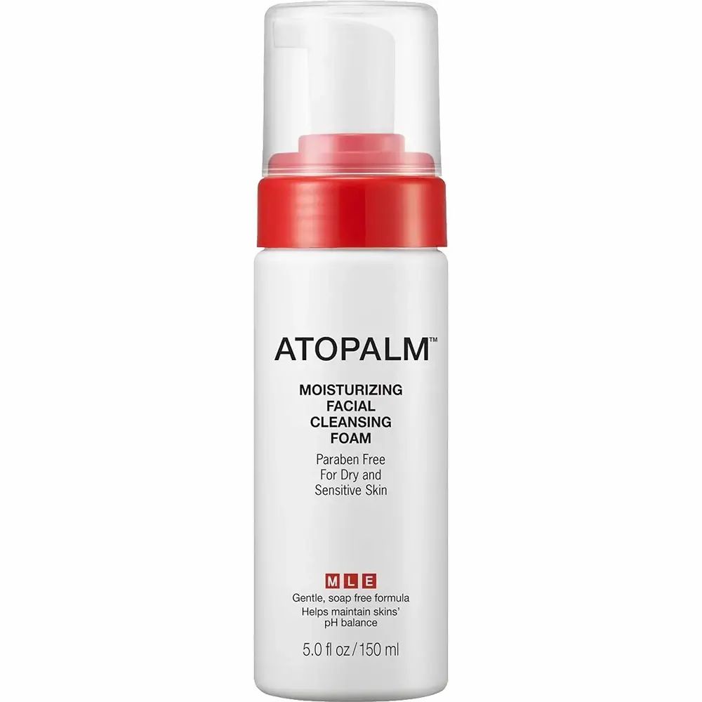 Flacone bianco con tappo rosso. Scritta: ATOPALM, schiuma detergente idratante. Per pelli secche e sensibili.