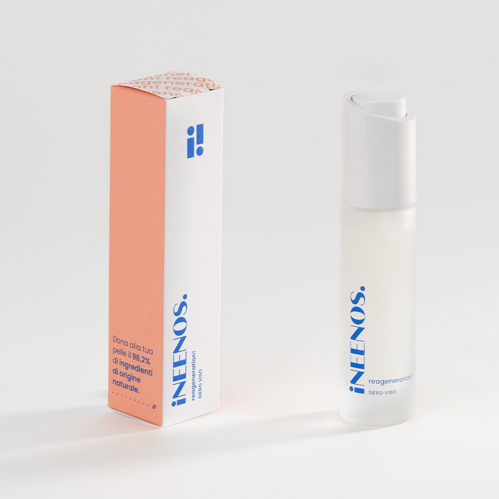 Siero unificante e idratante iNEENOS. con acido ialuronico. Il prodotto è in un flacone bianco con una pompa bianca e una scatola abbinata. La scatola riporta il nome del marchio e le informazioni sul prodotto in blu e pesca.