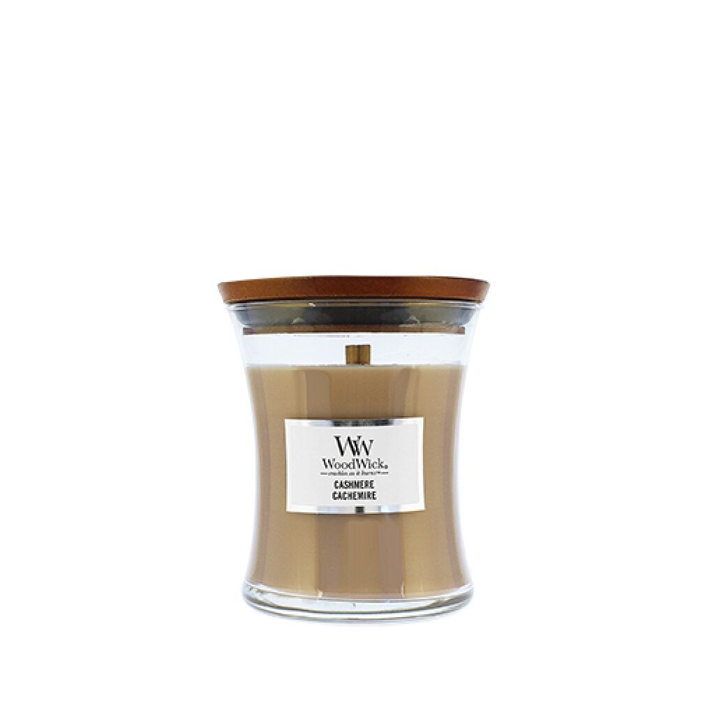 Candela a clessidra con coperchio in legno. Etichetta "WoodWick Cashmere". Cera beige in contenitore di vetro.