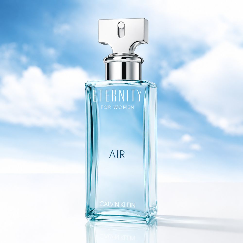 Flacone di Calvin Klein Eternity Air Eau de Parfum da donna davanti a un cielo blu. Flacone in vetro rettangolare con vaporizzatore argentato.