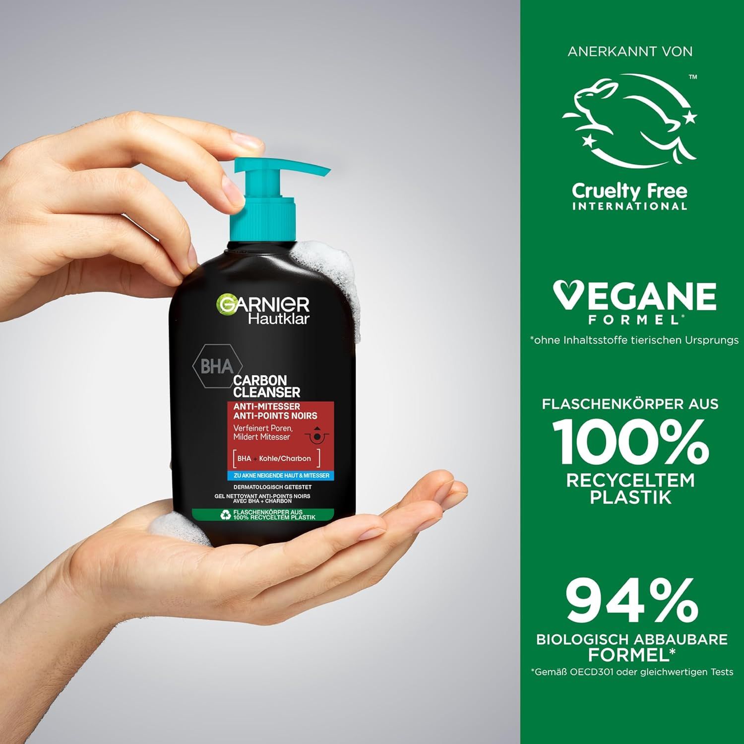 Mani che tengono un flacone nero Garnier Hautklar Waschgel. BHA Carbon Cleanser. Pompa turchese. Schiuma.