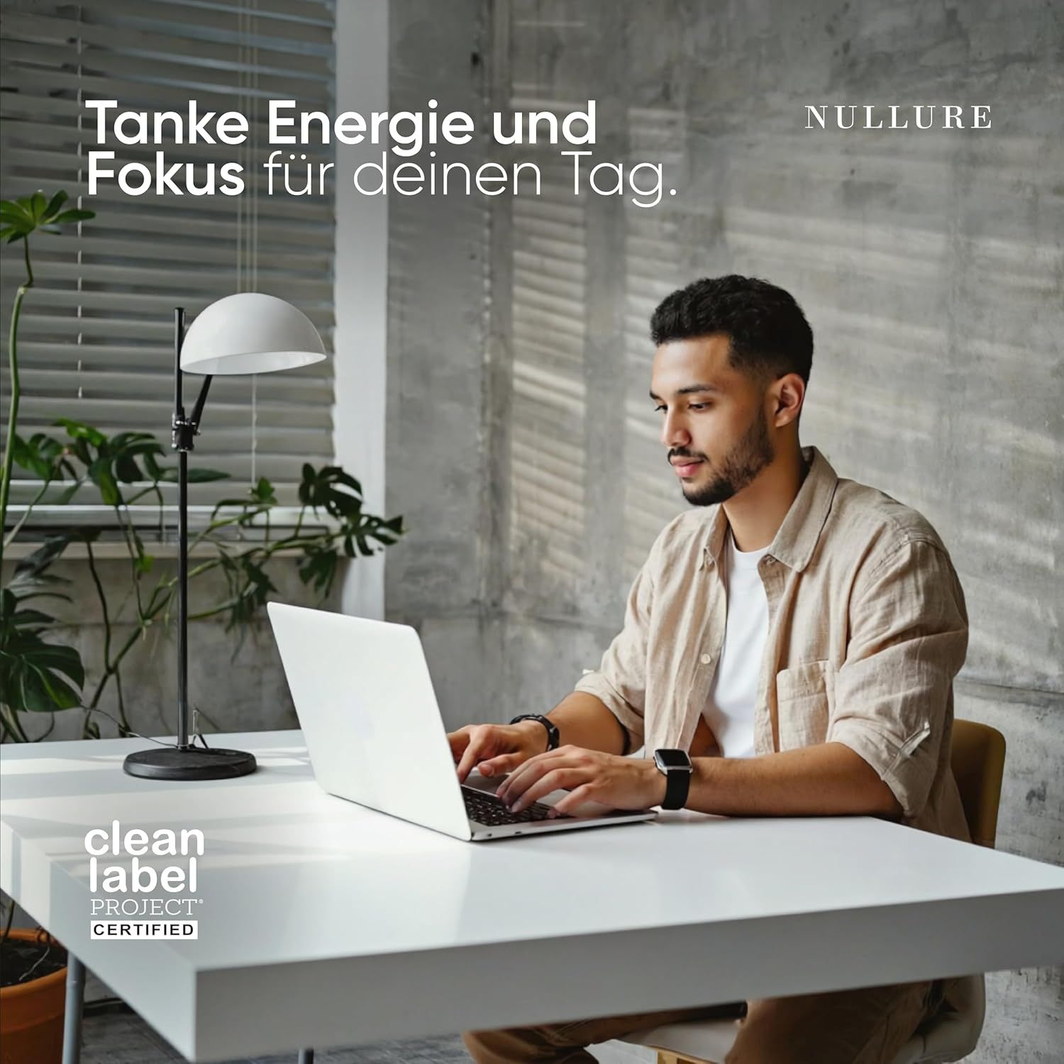 Uomo alla scrivania con laptop. Testo: Fai il pieno di energia e concentrazione. Clean Label Project certificato.