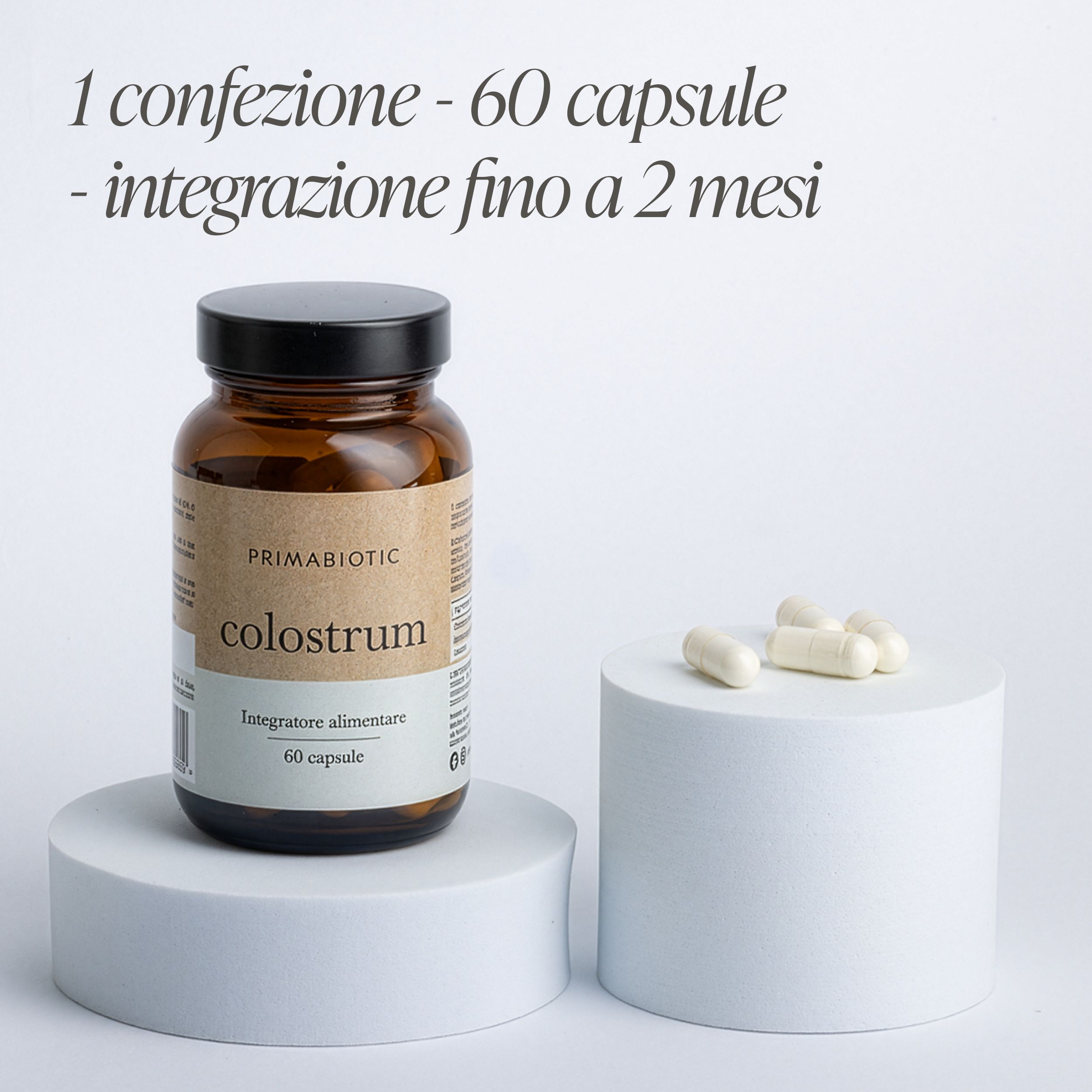 Flacone di colostro Primabiotic e tre capsule su un piedistallo bianco.