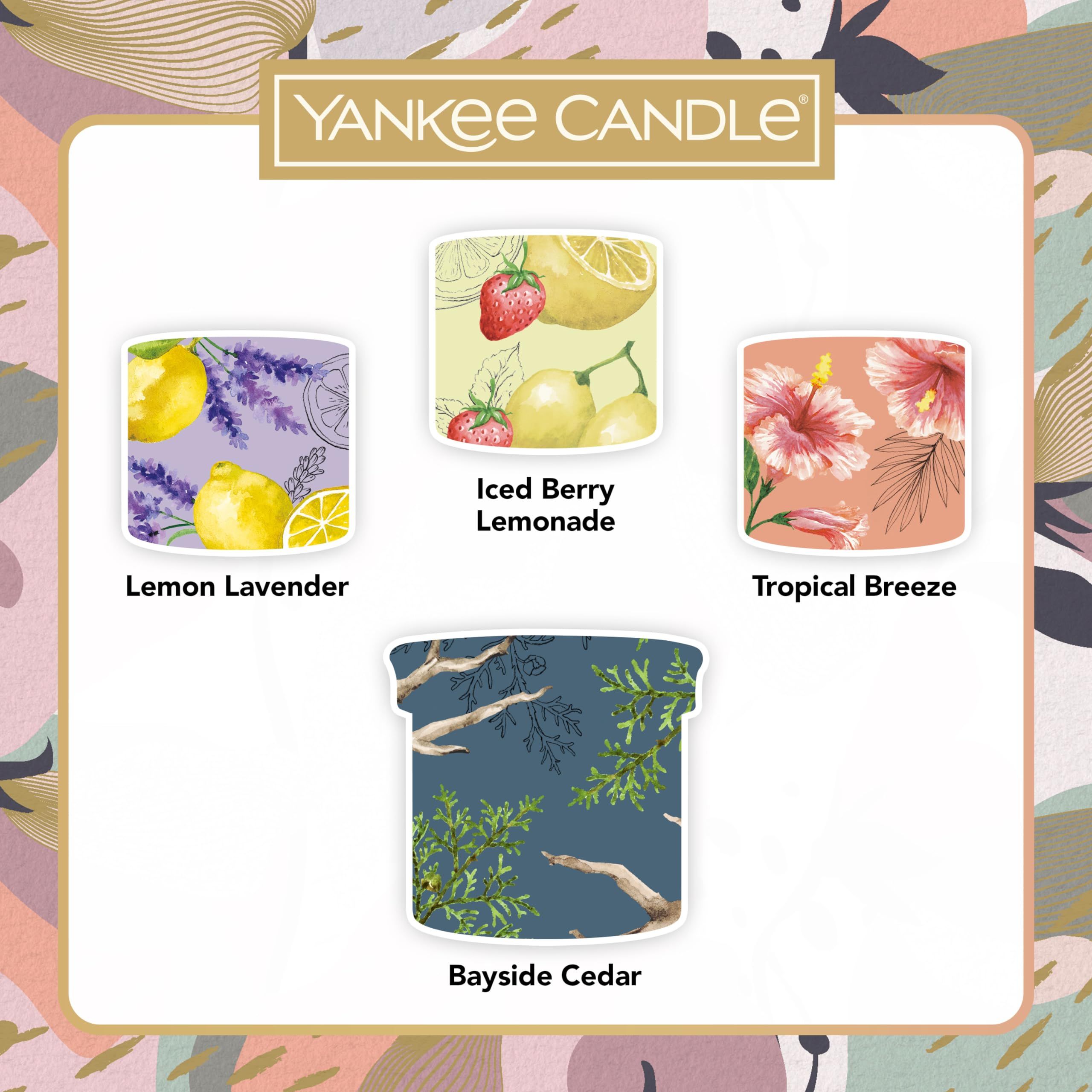 Quattro etichette di candele con diversi design: Lemon Lavender, Iced Berry Lemonade, Tropical Breeze e Bayside Cedar.