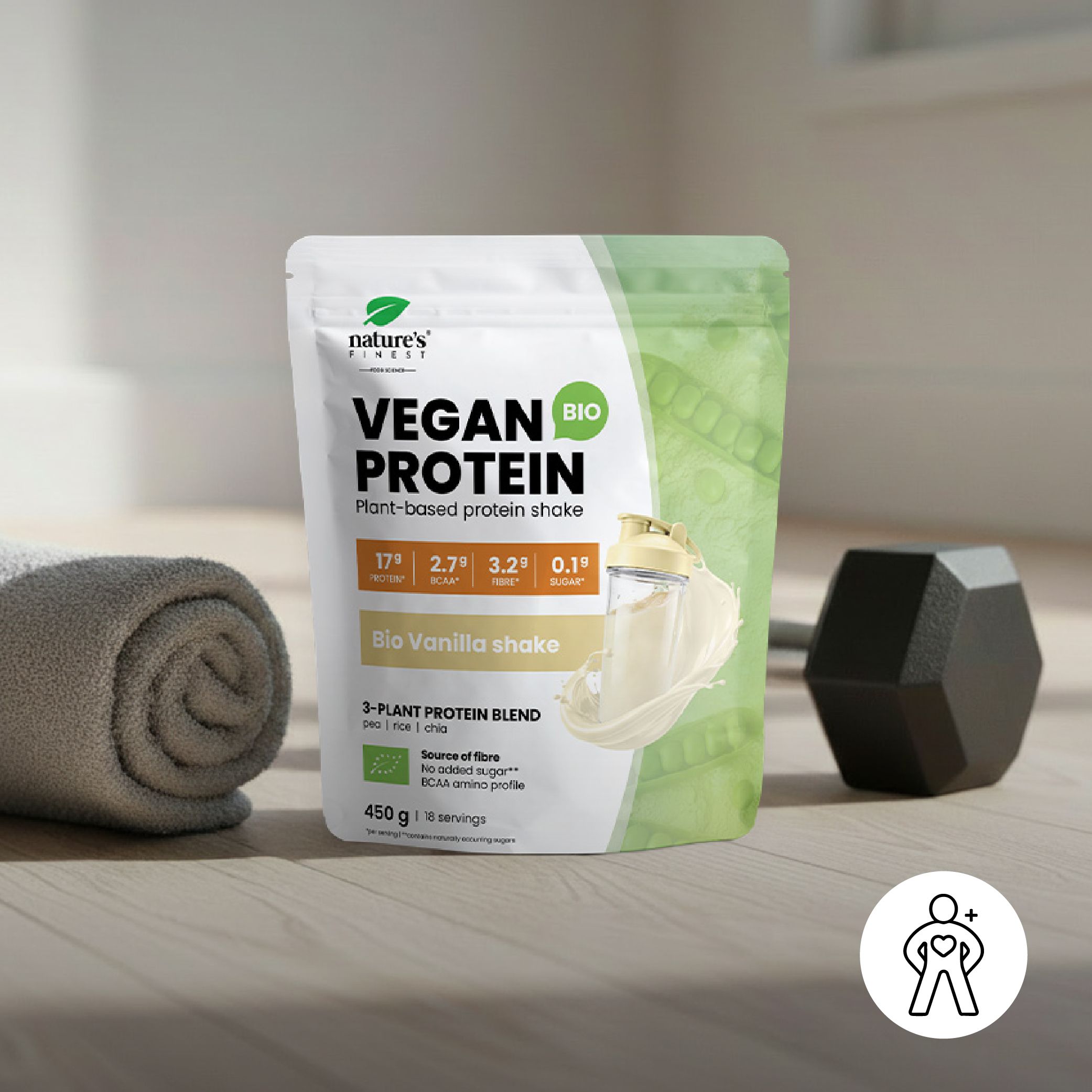 Confezione di Nature's Finest Bio Vanilla Vegan Protein Shake accanto a un asciugamano e un manubrio.