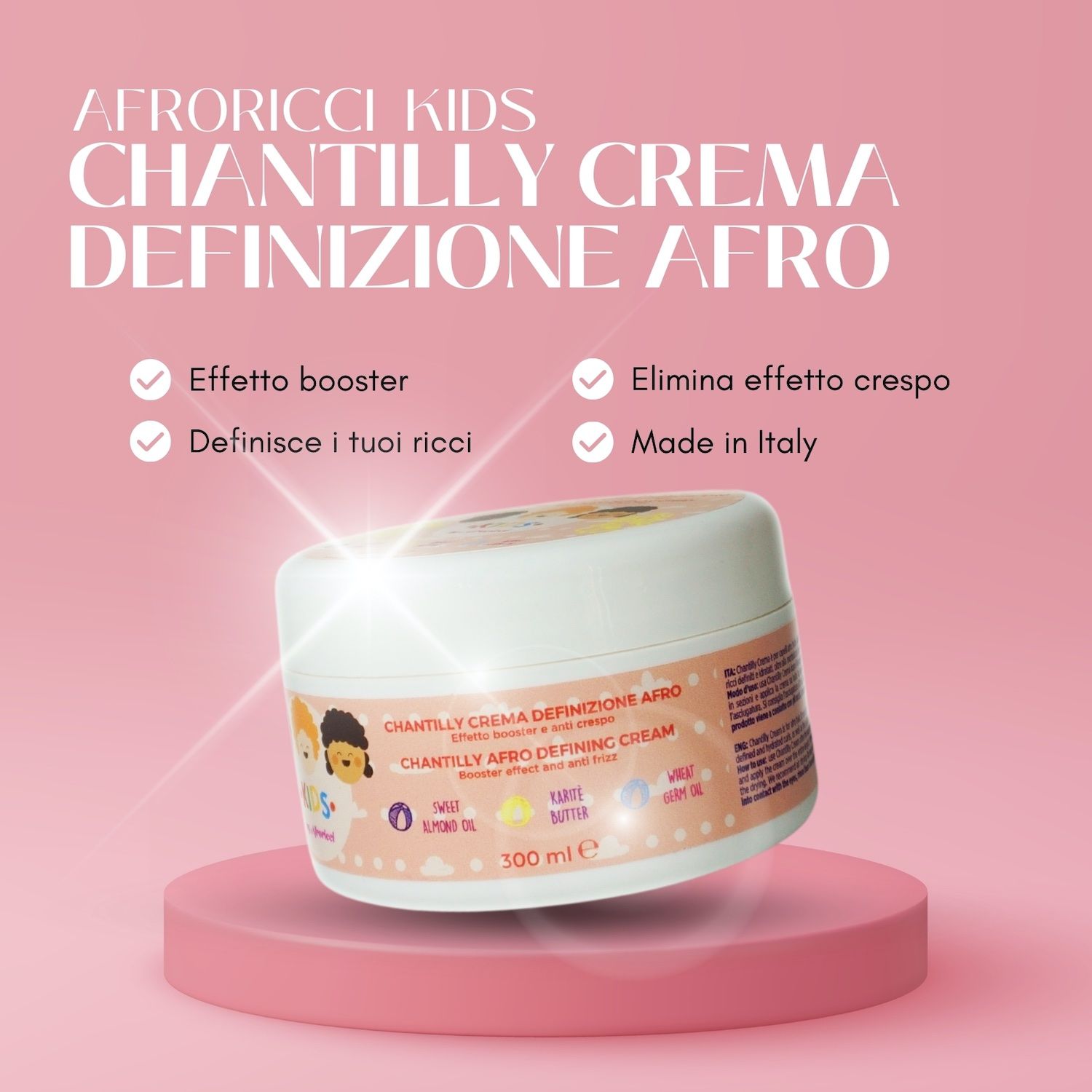 Prodotto su piedistallo rosa. Scritta: Chantilly Crema Definizione Afro. 100 ml. Testo: Effetto booster, Elimina effetto crespo, Made in Italy.