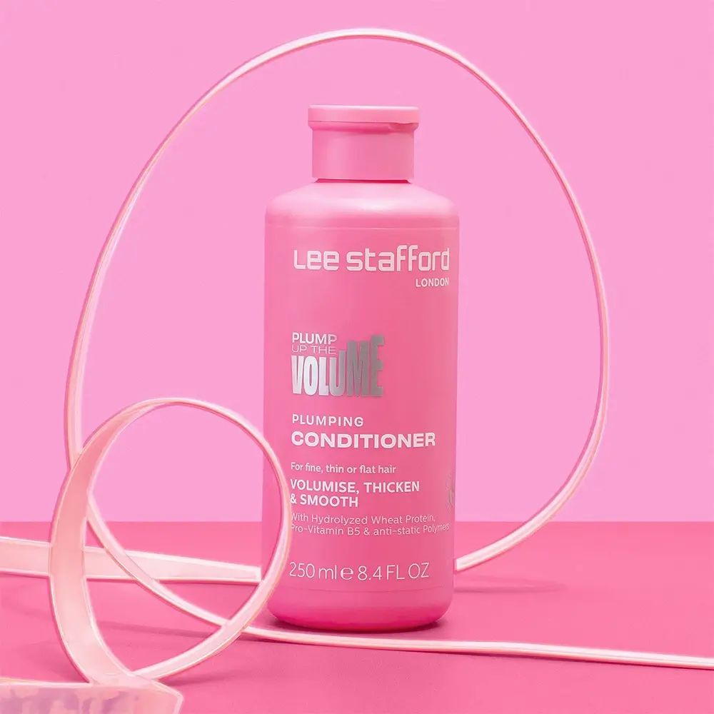 Flacone rosa con etichetta. Scritta: LEE STAFFORD, Plump Up The Volume, Plumping Conditioner. 250ml.