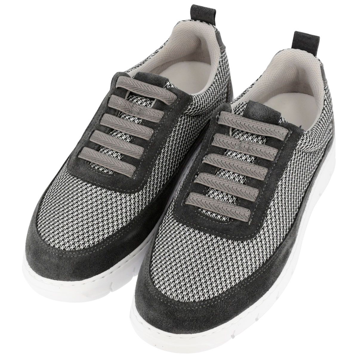 Scarpe da uomo grigie e nere in pelle scamosciata e mesh, suole bianche. Lacci. Due scarpe affiancate.