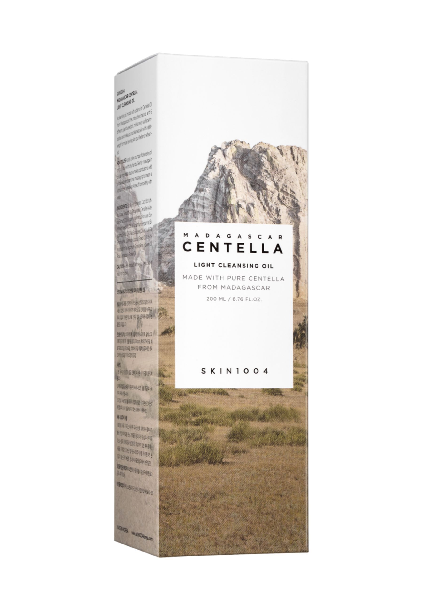 Confezione con etichetta prodotto. Testo: Madagascar Centella Light Cleansing Oil, 200 ml. Marchio: SKIN1004. Sfondo: paesaggio montuoso.