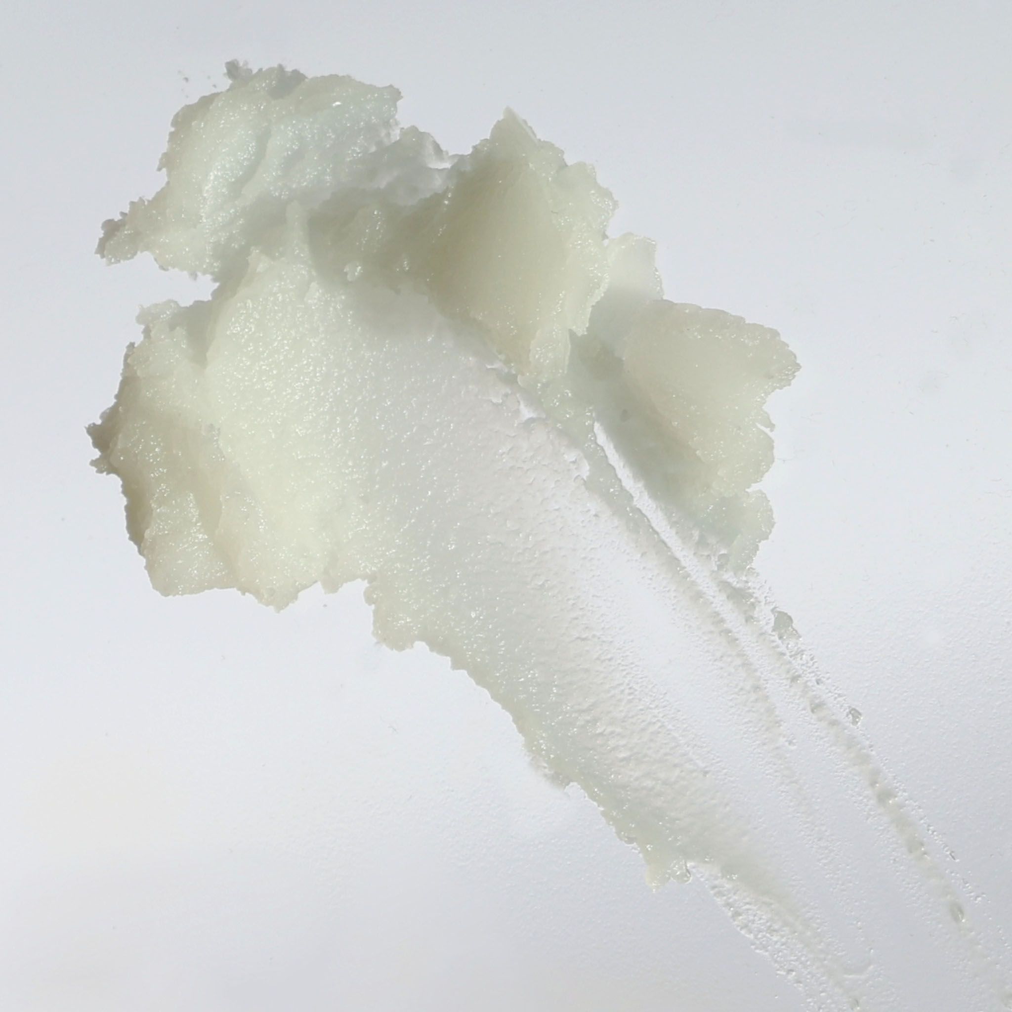 Un barattolo di balsamo detergente Centella, aperto e con un campione.