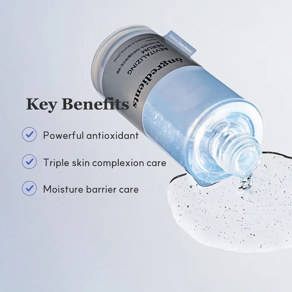 Flacone di siero sdraiato, siero che fuoriesce. Testo: Key Benefits, Powerful antioxidant, Triple skin complexion care, Moisture barrier care.