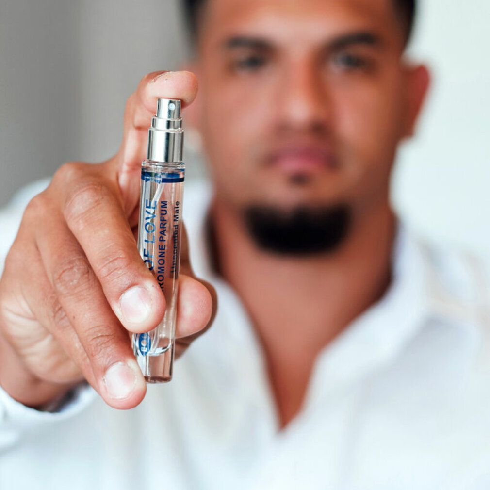 Un uomo tiene una fiala di spray ai feromoni "Eye of Love" per uomo, inodore.
