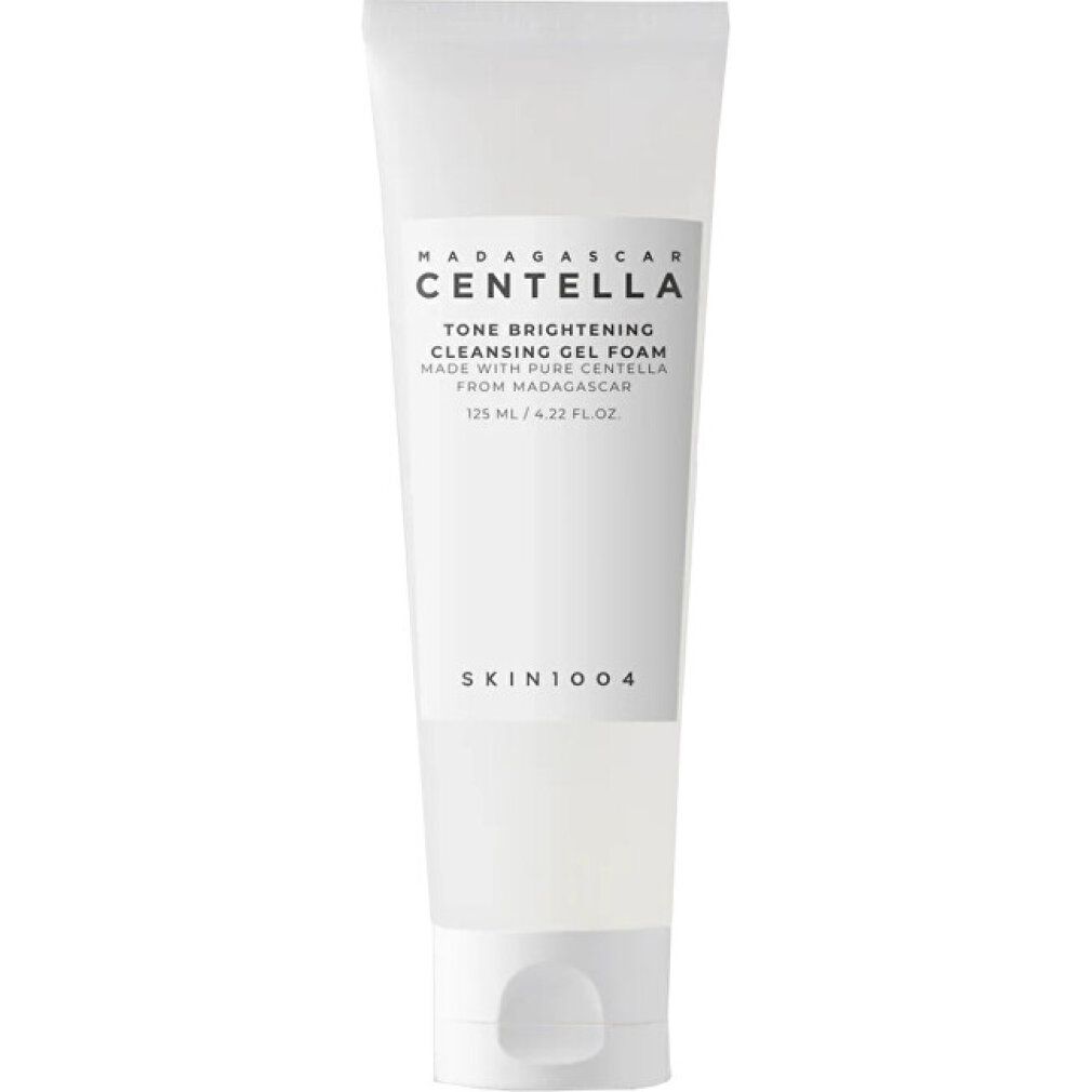 Tubo bianco con testo. Nome prodotto: Tone Brightening Cleansing Gel Foam. Marchio: SKIN1004.
