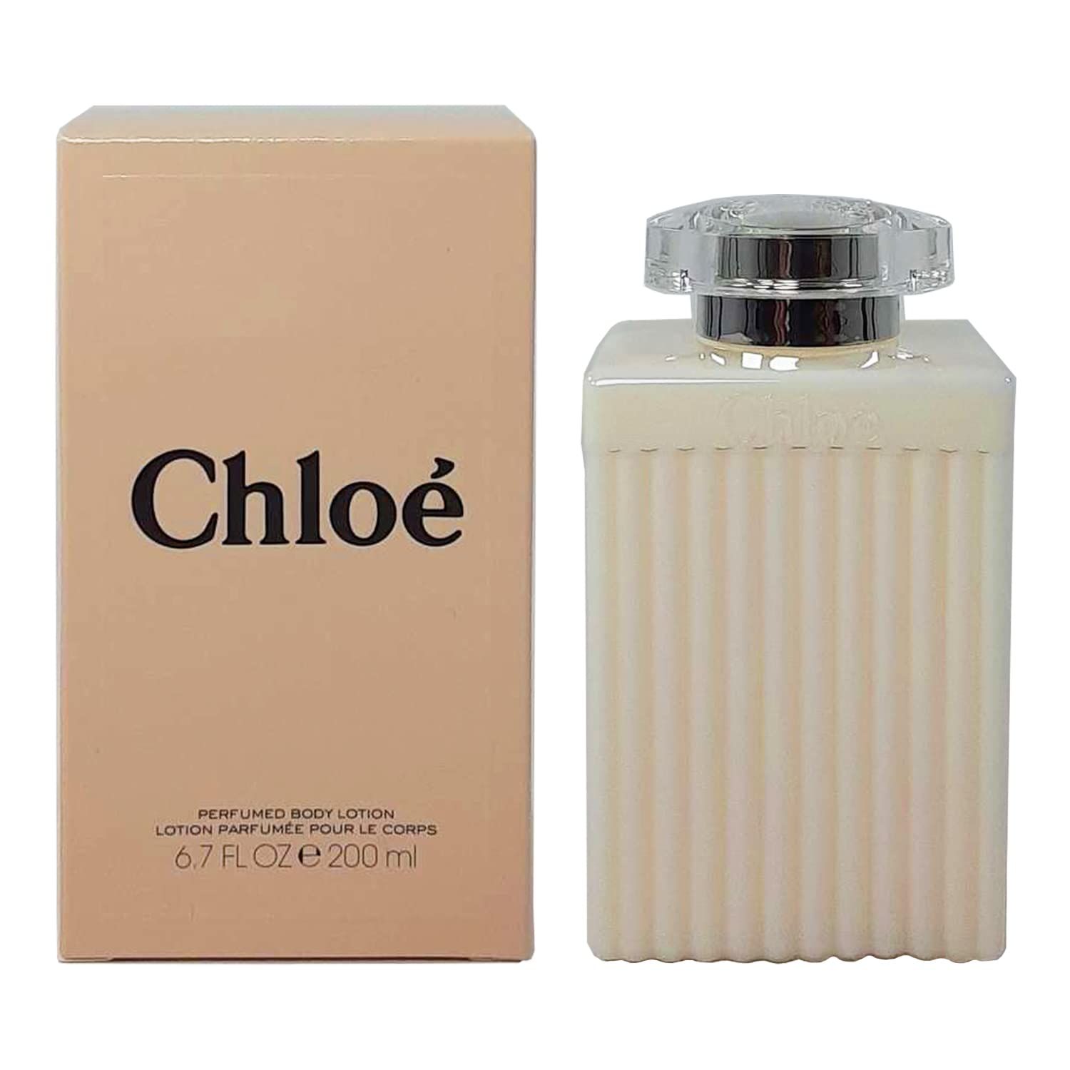 Flacone di lozione beige e scatola. Flacone scanalato, tappo cristallo. Scatola con logo Chloe.
