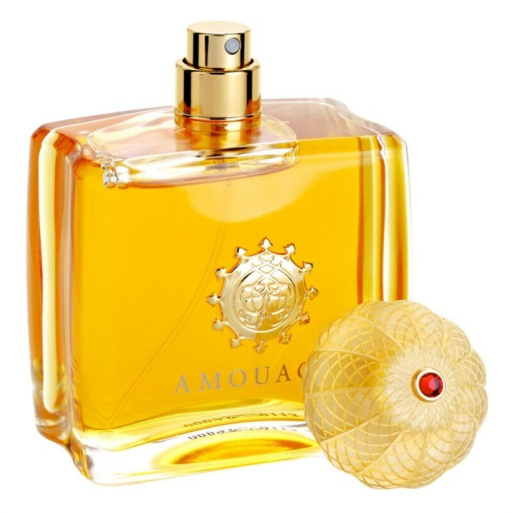 Flacone di profumo con tappo dorato. Flacone quadrato con vaporizzatore dorato. Tappo con pietra rossa.