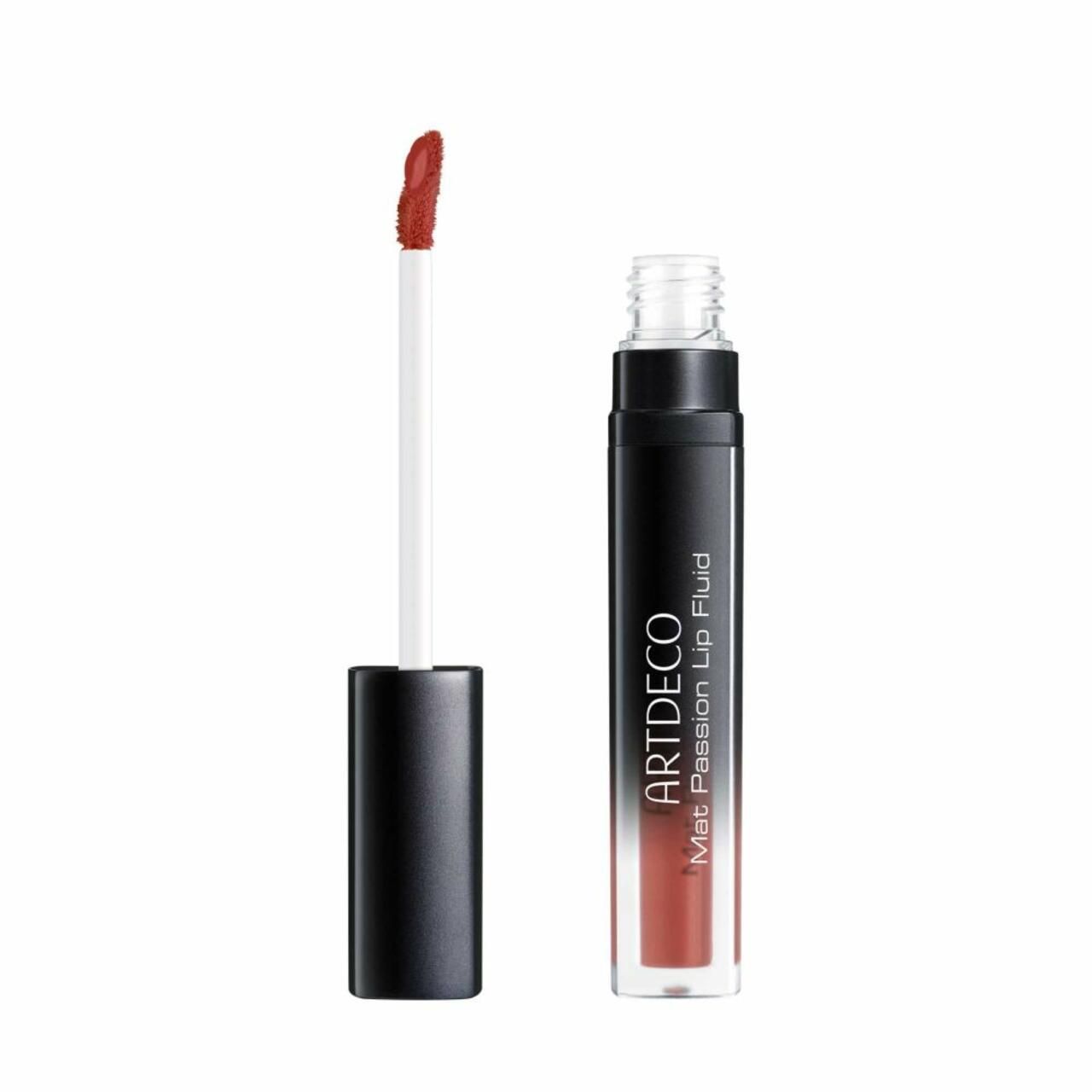 Artdeco Mat Passion Lip Fluid, flacone aperto con applicatore. Tappo nero, flacone trasparente, liquido rosso.