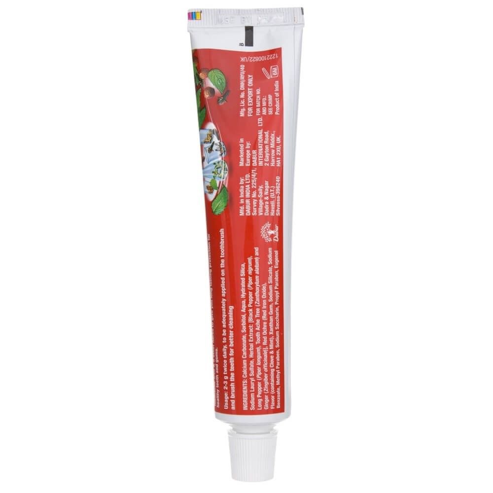 Retro di un tubo di dentifricio Dabur Red con ingredienti e istruzioni per l'uso.