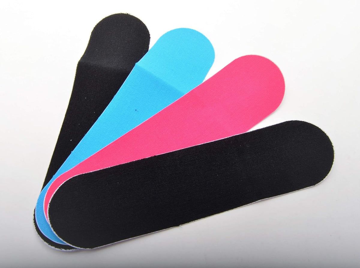 Quattro cerotti kinesio neri, blu e rosa. Diverse forme e colori.