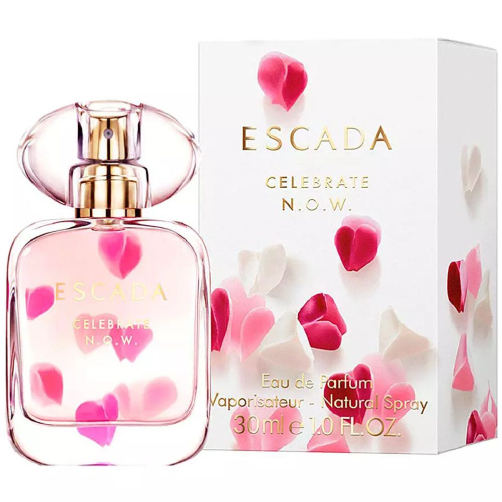 Flacone di profumo e scatola. Scritta: ESCADA CELEBRATE N.O.W. Eau de Parfum. Petali rosa su flacone e scatola.