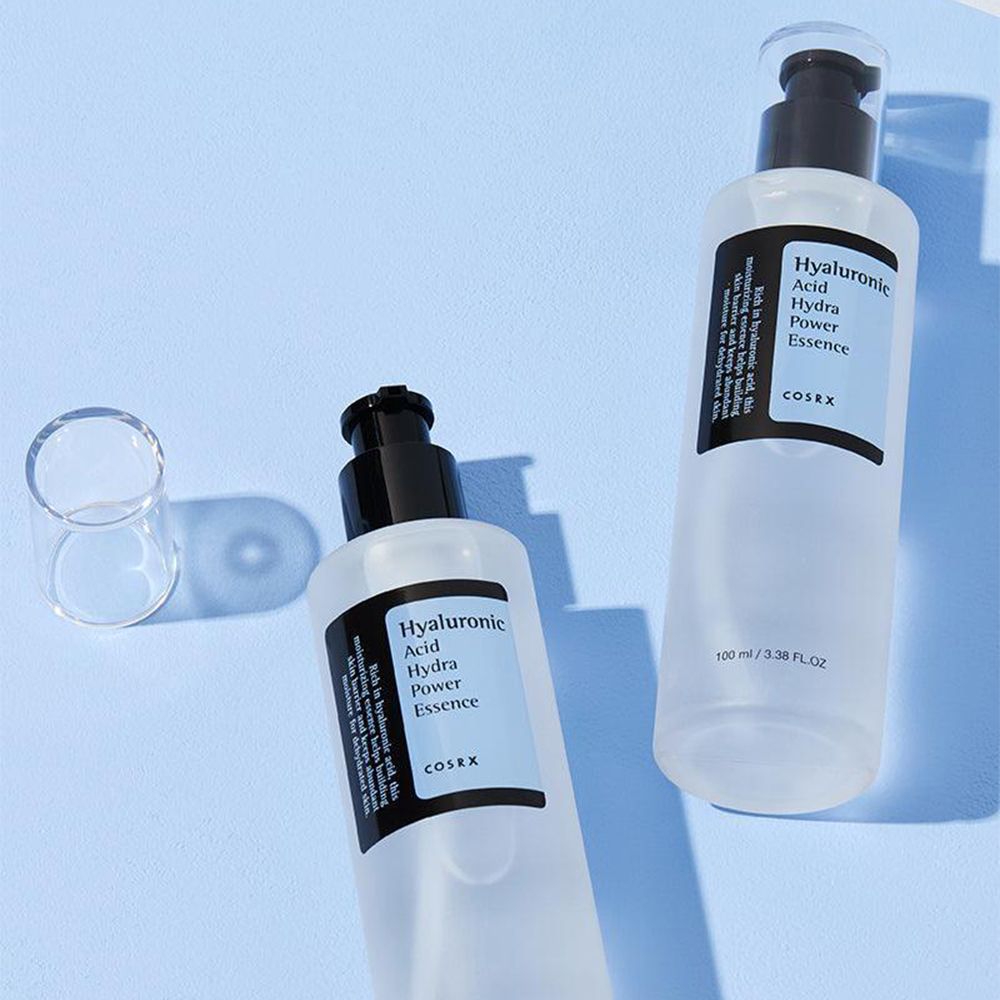 Due flaconi COSRX Hyaluronic Acid Hydra Power Essence, uno con tappo.